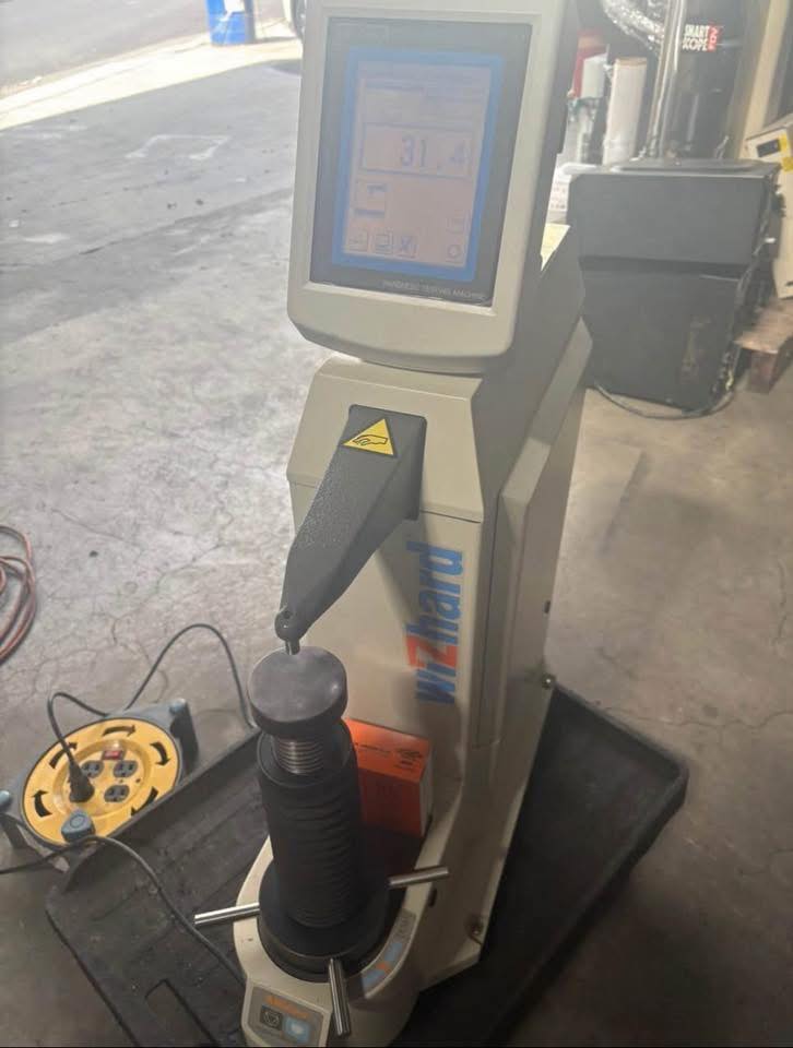Instron WizHard 洛氏硬度計